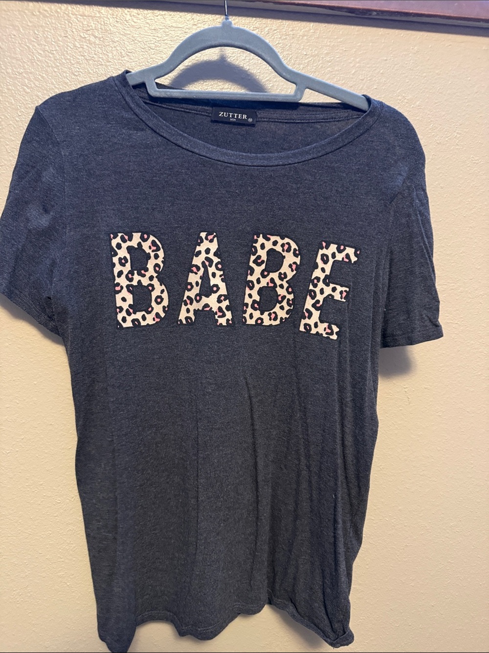 Zutter Women's gray 'BABE' Leopard Graphic Short Sleeve Tee
